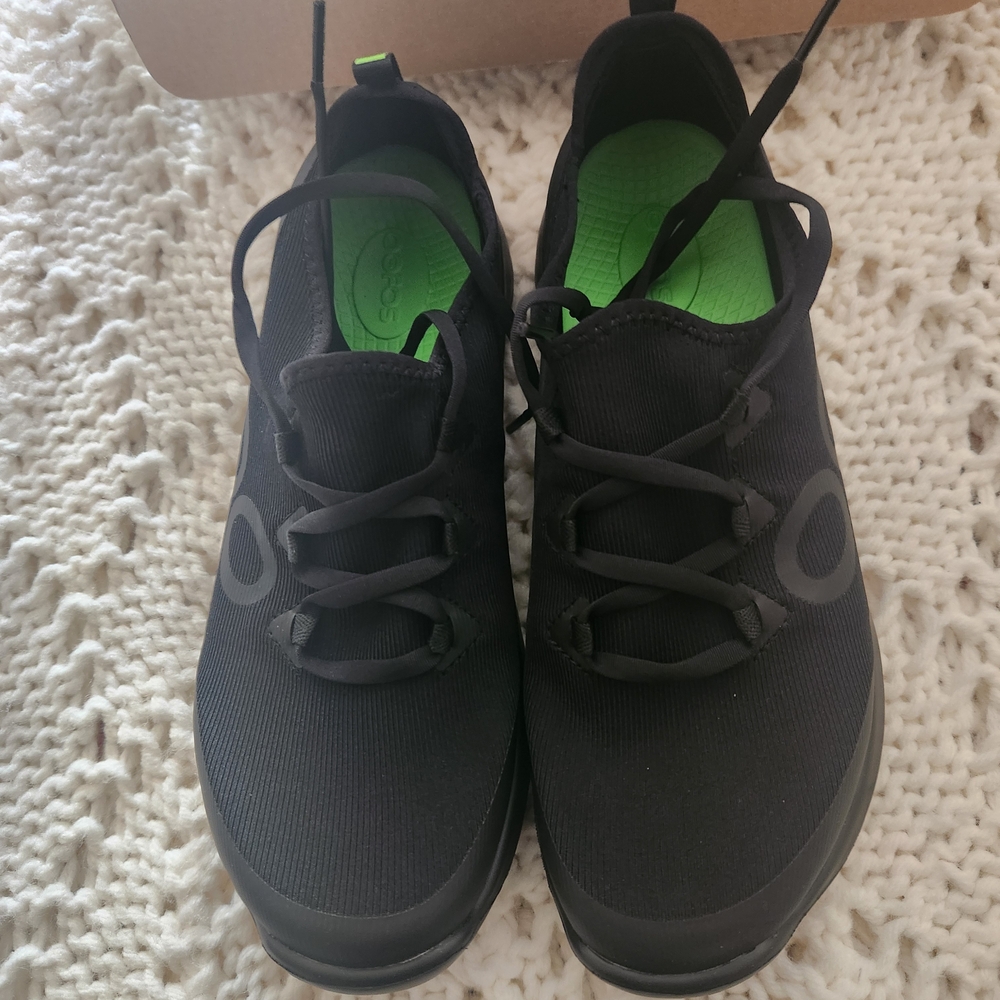 NEW IN BOX! OOFOS Athletic Shoes Black with Green Insole